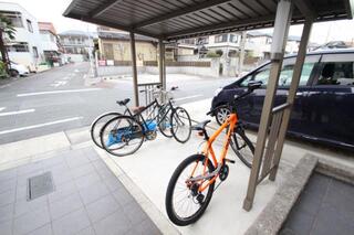 屋根付きの自転車置き場です。