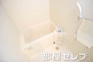 広いバスルームですね。