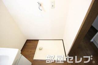 洗濯機置き場が室内にあります。
