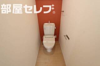 トイレの写真です。棚もあって広々としてます。