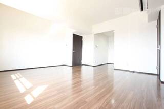 革張りのソファーが良く合うお部屋です