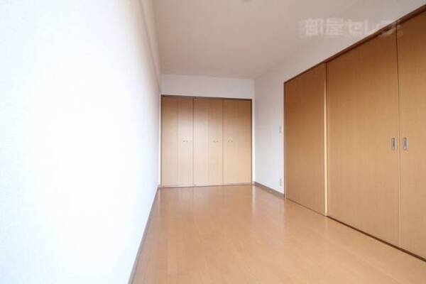 西側7.2帖洋室
