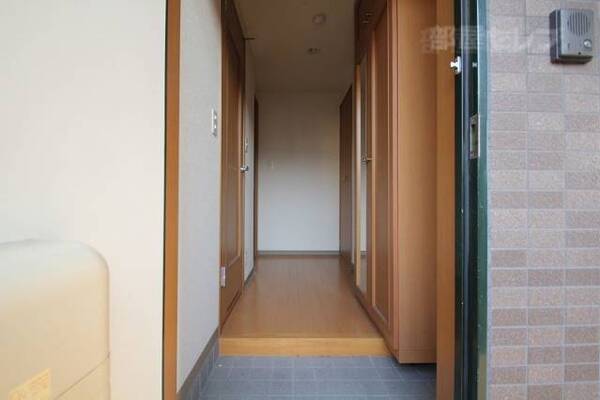 大きな下駄箱のある玄関