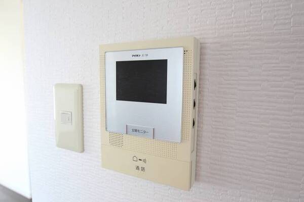 テレビモニターつきインターホンです