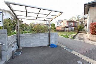 自転車置き場は屋根付きです