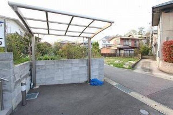 自転車置き場は屋根付きです