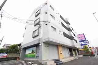 タイル貼りの外観。