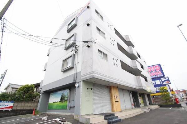 タイル貼りの外観。