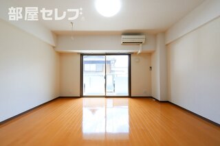洋室、間口が広くオシャレです。