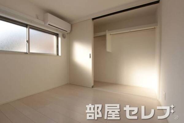 角部屋で窓が多く室内が明るいです。
