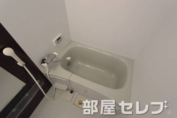 ゆったりサイズのバスルームでゆっくりくつろげます.