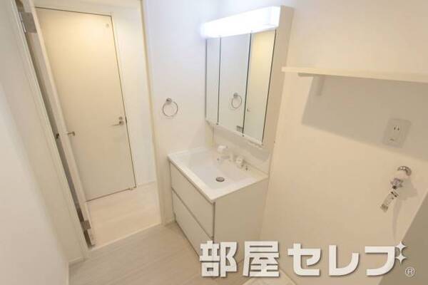 大きな鏡付きの洗髪洗面化粧台完備です。