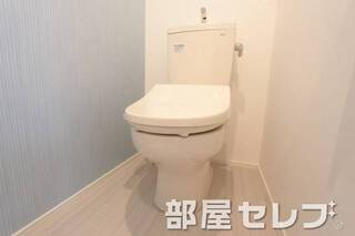 ウォシュレット付きの広めのトイレです。