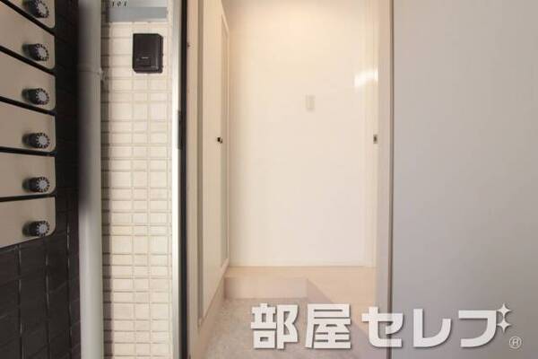 大きめの下駄箱付きの玄関です。