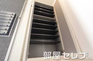 収納棚も沢山付いている下駄箱です。
