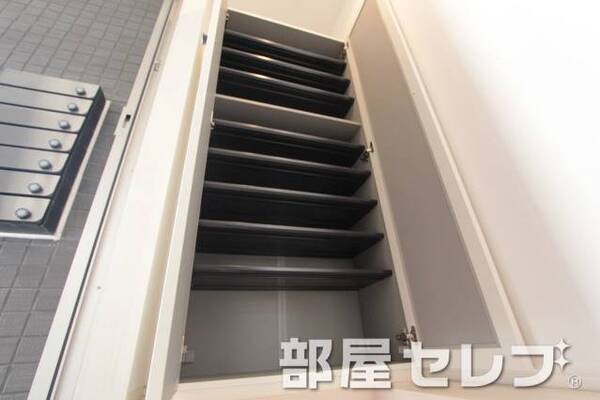 収納棚も沢山付いている下駄箱です。