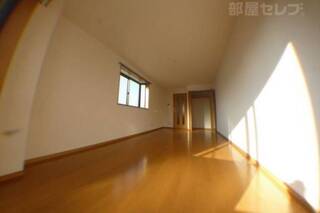 こちらの部屋は出窓のないタイプです