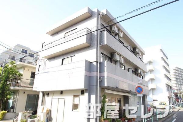 3階建の建物です。