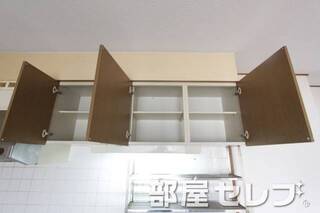 キッチン上部収納。