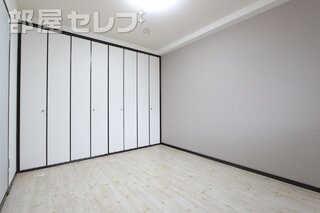 明るい室内。