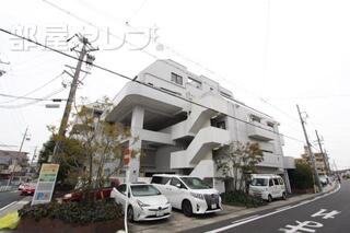 鉄筋コンクリートの堂々とした建物。
