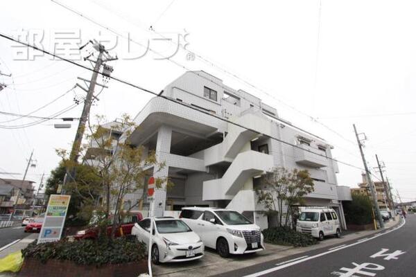 鉄筋コンクリートの堂々とした建物。