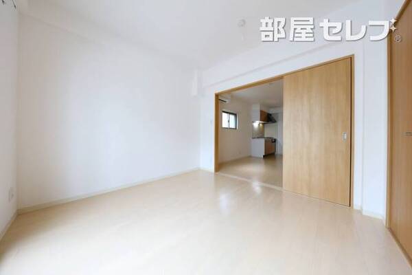 日当たりのよい明るい部屋です。