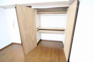 収納しやすく仕切られたクローゼット。