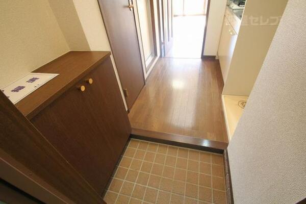 玄関に下駄箱があります。