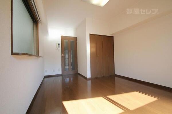 角部屋の窓にちょっとした棚が付いてます。