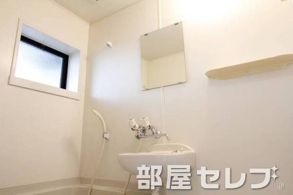 鏡付き洗面台です。