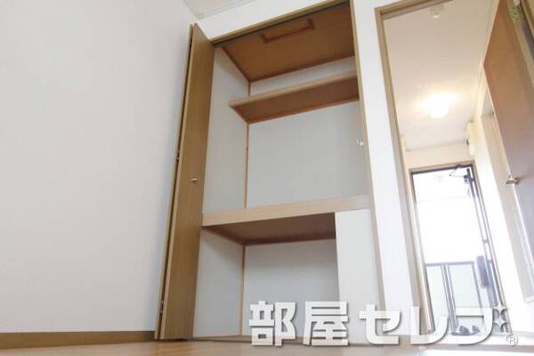 奥行ある収納です。