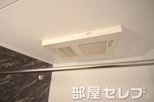 浴室乾燥機付き。