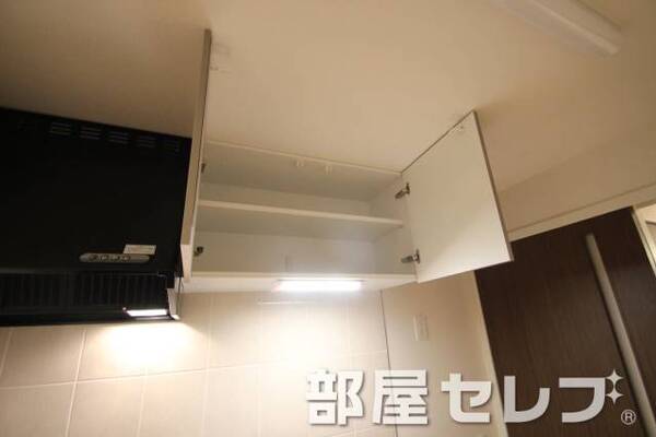 キッチン上部収納。