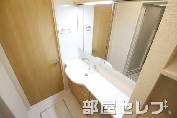 広い洗面台です。