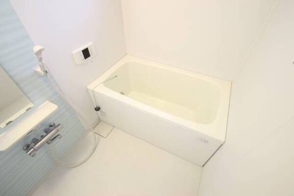 ツートンカラーの爽やかなバスルームです。