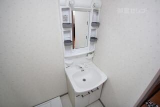 独立した洗面台は棚も多くて使いやすいです。