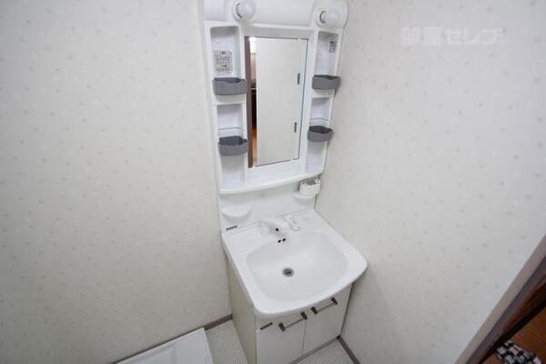 独立した洗面台は棚も多くて使いやすいです。