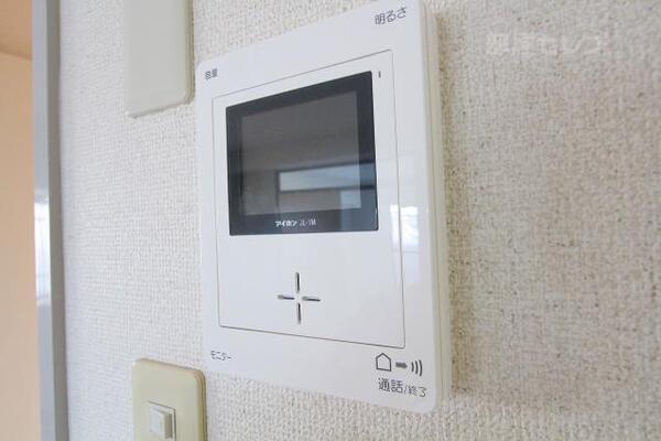 モニターホンで来客確認出来ます。