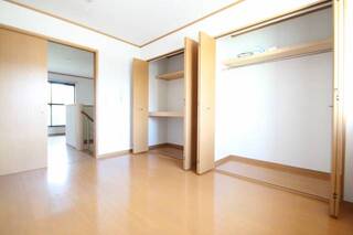 光が差し込む居室。