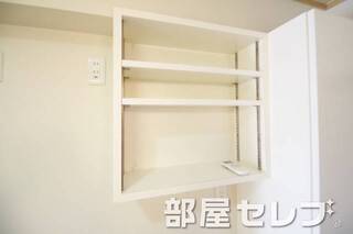 洗濯置き場上部に収納あり。