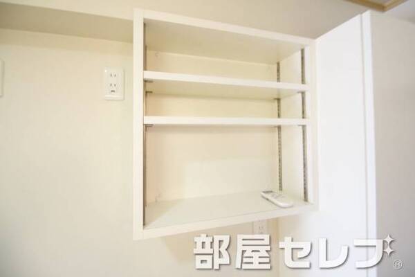 洗濯置き場上部に収納あり。