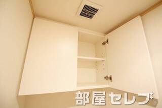 トレイ上部に収納あり。