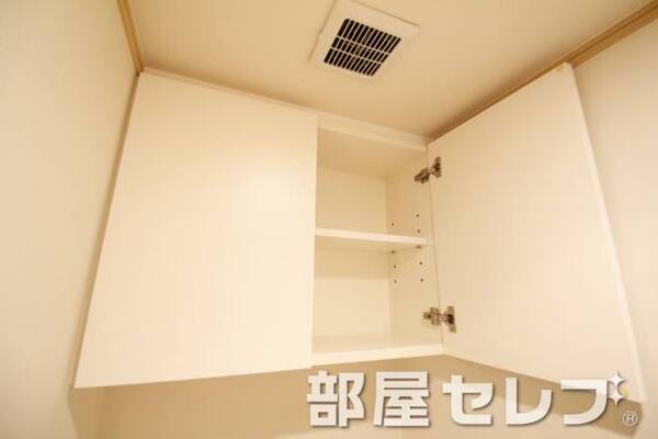 トレイ上部に収納あり。