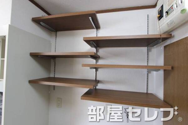 洗濯置き場の上には棚もあります。イメージ写真