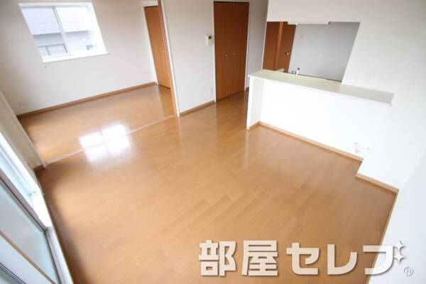 リビング広くて開放的。写真は他号室です