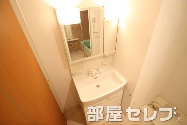 独立洗面で朝の準備もらくらく。写真は他号室です