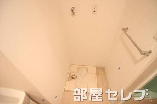 室内洗濯置き場で冬場も安心。写真は他号室です