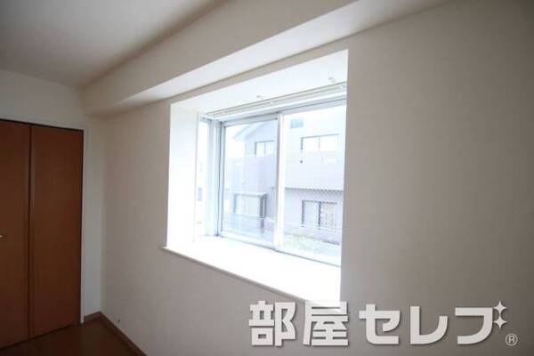 出窓があるとお部屋が広く感じます。写真は他号室です