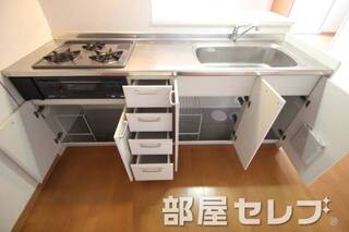 キッチン収納多いでしょ。実際見ると凄い。写真は他号室です